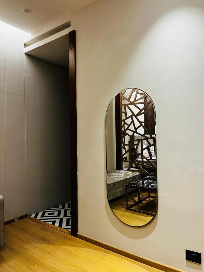 Luxe Apartment By Hey Studio'S Ghaziabad Exteriör bild
