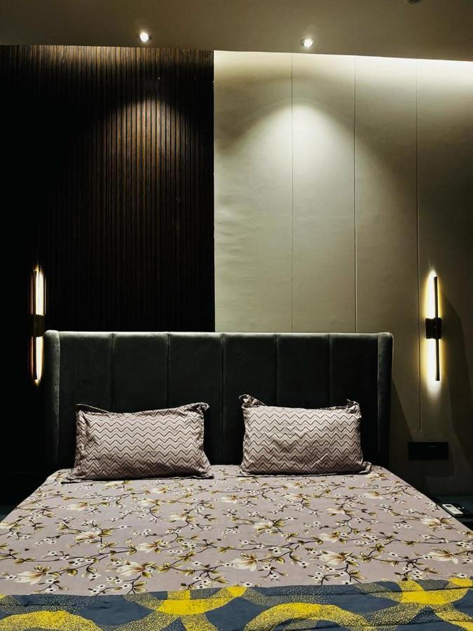 Luxe Apartment By Hey Studio'S Ghaziabad Exteriör bild